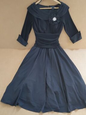 Jessica Howard Elegant Black Fit-and-Flare Dress with Floral Brooch